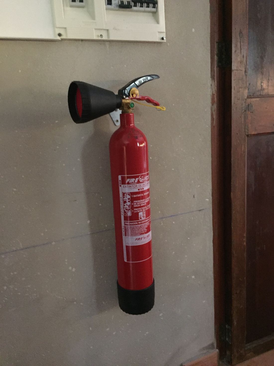 CO2-Feuerlöscher (Abstellraum, unter dem Sicherungskasten)